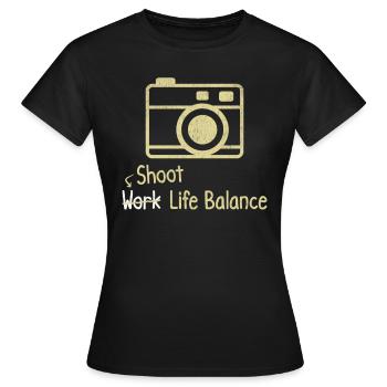 Photographier le travail d’un photographe d’équilibre de vie - T-shirt Femme - noir - Devant - AI Model Female 172 dark (172cm)