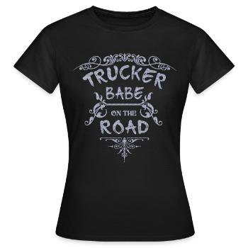 Truckerin Trucker Babe LKW Truck Fahrerin - Frauen T-Shirt - Schwarz - Vorne - AI Model Female 172 dark (172cm)