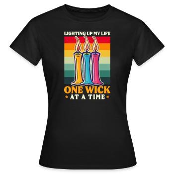 Bougie faisant éclairer la vie une mèche à la fois - T-shirt Femme - noir - Devant - AI Model Female 172 dark (172cm)