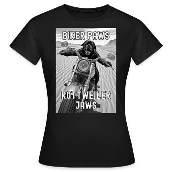 Rottweiler-Hund fährt Motorrad in der Wüste - Frauen T-Shirt - Schwarz - Vorne - AI Model Female 172 dark (172cm)
