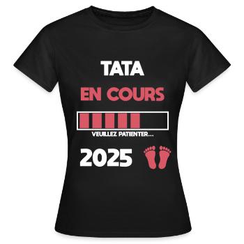 Tata in Progress 2025 Schwangerschaftsankündigung - Frauen T-Shirt - Schwarz - Vorne - AI Model Female 172 dark (172cm)