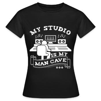 My Studio Is My Man Cave Producteur de musique Studio d’enregistrement - T-shirt Femme - noir - Devant - AI Model Female 172 dark (172cm)