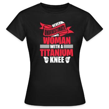 Chirurgie du genou patient grand-mère titane OP - T-shirt Femme - noir - Devant - AI Model Female 172 dark (172cm)