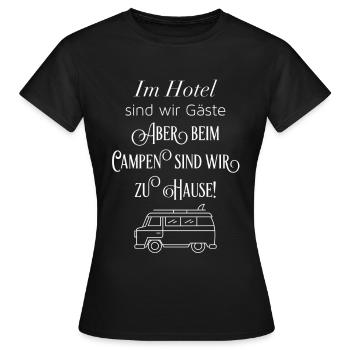 Im Hotel Gäste aber beim Campen zu Hause - Frauen T-Shirt - Schwarz - Vorne - AI Model Female 172 dark (172cm)
