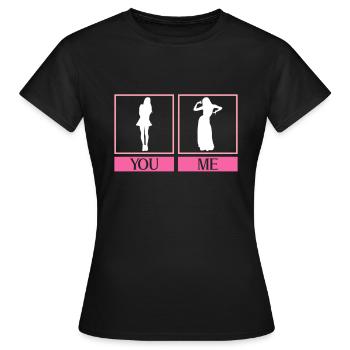 Elle: Femme normale Moi: Danseuse du ventre - Danseuse du ventre - T-shirt Femme - noir - Devant - AI Model Female 172 dark (172cm)