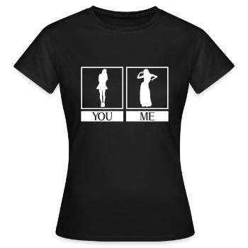 Elle: Femme normale Moi: Danseuse du ventre - Danseuse du ventre - T-shirt Femme - noir - Devant - AI Model Female 172 dark (172cm)