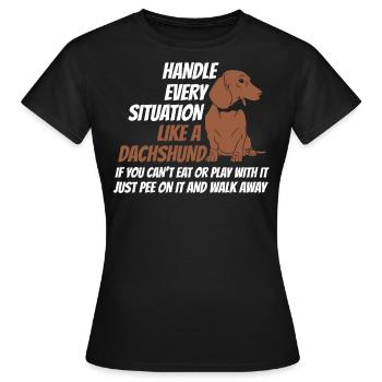 Griff-Situation Wie Ein Dackel - Frauen T-Shirt - Schwarz - Vorne - AI Model Female 172 dark (172cm)