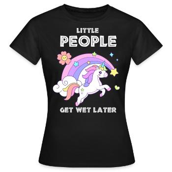 Einhorn Kleine Menschen werden später nass - Frauen T-Shirt - Schwarz - Vorne - AI Model Female 172 dark (172cm)