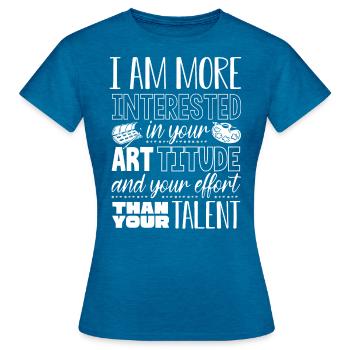 Kunstlehrer, Interessiert An Artitude Anstrengung - Frauen T-Shirt - Antikblaues Saphir meliert - Vorne - AI Model Female 172 dark (172cm)
