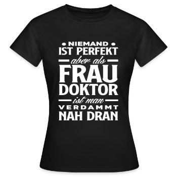 Doktortitel Frau Doktor Abschluss - Frauen T-Shirt - Schwarz - Vorne - AI Model Female 172 dark (172cm)