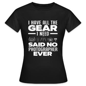 Photograph Ausrüstung - Frauen T-Shirt - Schwarz - Vorne - AI Model Female 172 dark (172cm)