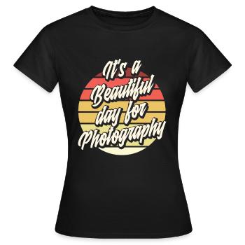 Photograph Fotographie - Frauen T-Shirt - Schwarz - Vorne - AI Model Female 172 dark (172cm)