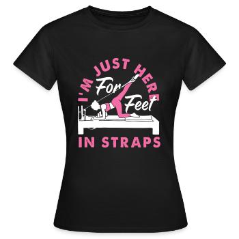 Pilates Je suis juste là pour les pieds dans les sangles - T-shirt Femme - noir - Devant - AI Model Female 172 dark (172cm)