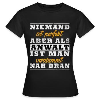 Niemand ist perfekt aber als Anwalt - Frauen T-Shirt - Schwarz - Vorne - AI Model Female 172 dark (172cm)