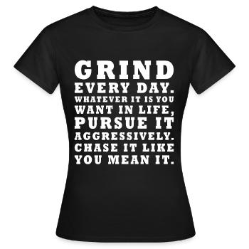 moudre tous les jours, quoi qu’il en soit de manière agressive - T-shirt Femme - noir - Devant - AI Model Female 172 dark (172cm)