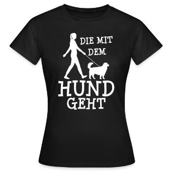 Die mit dem Hund geht - Lustiger Spruch für Frauch - Frauen T-Shirt - Schwarz - Vorne - AI Model Female 172 dark (172cm)