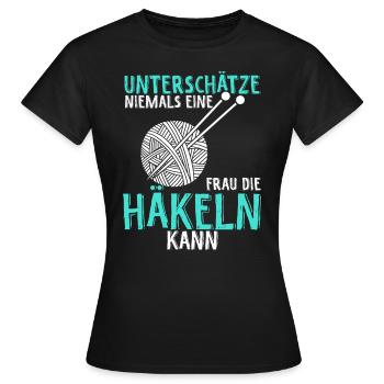 Unterschätze Niemals eine Frau Die Häkeln Kann Spr - Frauen T-Shirt - Schwarz - Vorne - AI Model Female 172 dark (172cm)
