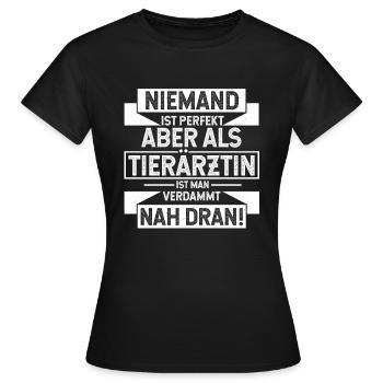 Niemand ist perfekt aber als Tierärztin ist man na - Frauen T-Shirt - Schwarz - Vorne - AI Model Female 172 dark (172cm)