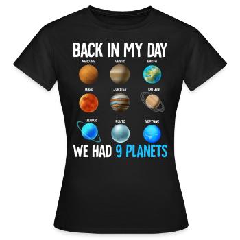 À mon époque, nous avions neuf planètes dans un espace amusant - T-shirt Femme - noir - Devant - AI Model Female 172 dark (172cm)
