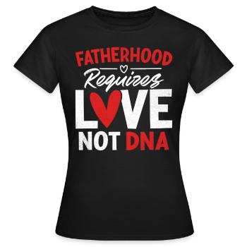 La paternité exige de l’amour, pas de l’ADN Drôle de piège - T-shirt Femme - noir - Devant - AI Model Female 172 dark (172cm)