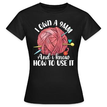 Ich besitze eine 9mm und weiß, wie man sie benutzt Lustiges Nähen - Frauen T-Shirt - Schwarz - Vorne - AI Model Female 172 dark (172cm)