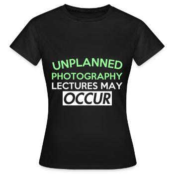 DES CONFÉRENCES DE PHOTOGRAPHIE NON PLANIFIÉES PEUVENT AVOIR LIEU - T-shirt Femme - noir - Devant - AI Model Female 172 dark (172cm)