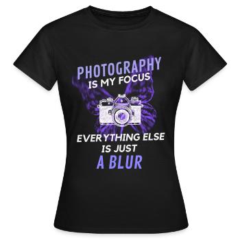 Fotografie ist mein Fokus, alles andere ist verschwommen - Frauen T-Shirt - Schwarz - Vorne - AI Model Female 172 dark (172cm)