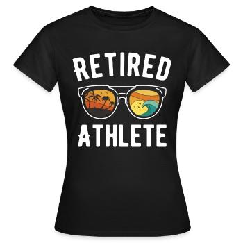 Aktiver Rentner-Sportler mit Sonnenbrille am - Frauen T-Shirt - Schwarz - Vorne - AI Model Female 172 dark (172cm)
