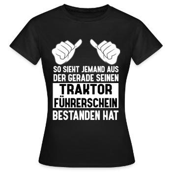Traktor Trekker Führerschein bestanden - Frauen T-Shirt - Schwarz - Vorne - AI Model Female 172 dark (172cm)