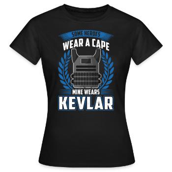 Mein Held Trägt Kevlar - Freundin Eines Polizisten - Frauen T-Shirt - Schwarz - Vorne - AI Model Female 172 dark (172cm)