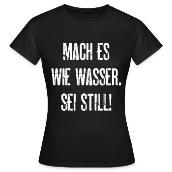 Mach Es Wie Wasser Sei Still Ruhe Ruhig Sein - Frauen T-Shirt - Schwarz - Vorne - AI Model Female 172 dark (172cm)
