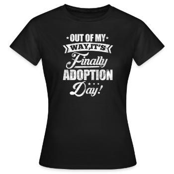 Adoption - Frauen T-Shirt - Schwarz - Vorne - AI Model Female 172 dark (172cm)