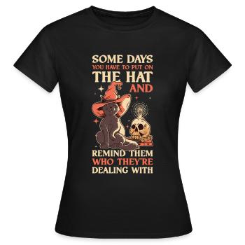 Mettez le chapeau Cadeau Wicca - T-shirt Femme - noir - Devant - AI Model Female 172 dark (172cm)