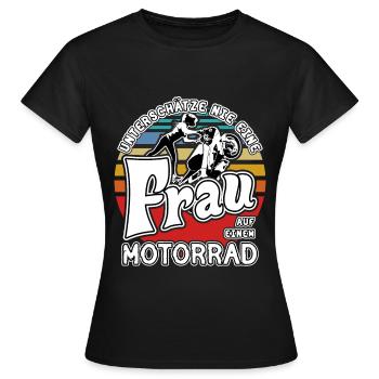 Unterschätze nie eine Frau auf einem Motorrad - Frauen T-Shirt - Schwarz - Vorne - AI Model Female 172 dark (172cm)