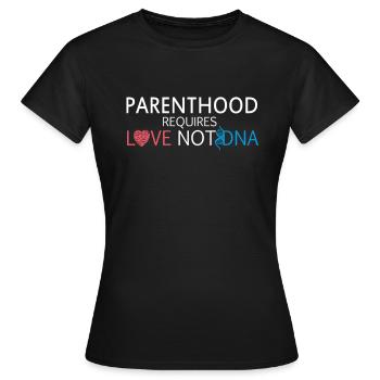 Jour de l’adoption, la parentalité exige de l’amour et non de l’ADN - T-shirt Femme - noir - Devant - AI Model Female 172 dark (172cm)