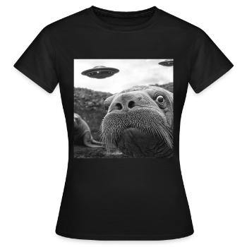 Walross - Frauen T-Shirt - Schwarz - Vorne - AI Model Female 172 dark (172cm)