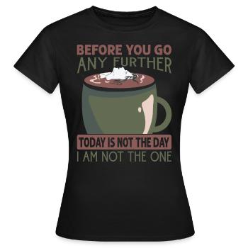 Avant d’aller plus loin, ce n’est pas le jour - C - T-shirt Femme - noir - Devant - AI Model Female 172 dark (172cm)
