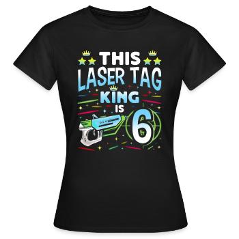 Lasertag King Is 6 Birthday Boy Indoor Laser Tag - Frauen T-Shirt - Schwarz - Vorne - AI Model Female 172 dark (172cm)