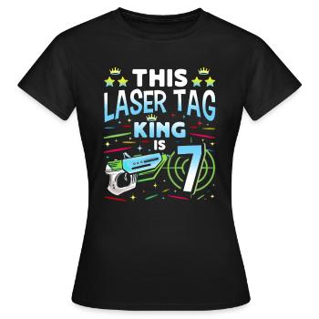 Lasertag King Is 7 Birthday Boy Indoor Laser Tag - Frauen T-Shirt - Schwarz - Vorne - AI Model Female 172 dark (172cm)