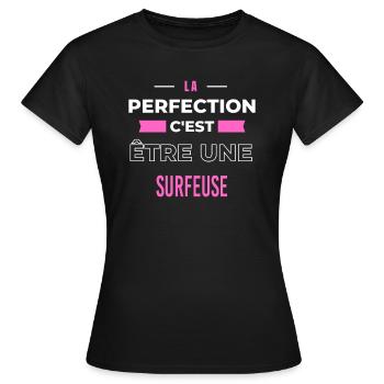 La perfection, c'est être une surfeuse - T-shirt Femme - noir - Devant - AI Model Female 172 dark (172cm)