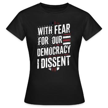 Mit Angst um unsere Demokratie Dissens Lustig - Frauen T-Shirt - Schwarz - Vorne - AI Model Female 172 dark (172cm)