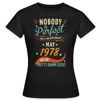 Nobody Is Perfect Born In May 1978 - Frauen T-Shirt - Schwarz - Vorne - AI Model Female 172 dark (172cm)