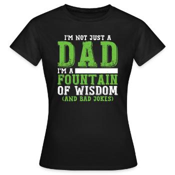 Ich bin nicht nur ein Vater, ich bin eine Quelle der Weisheit - Frauen T-Shirt - Schwarz - Vorne - AI Model Female 172 dark (172cm)