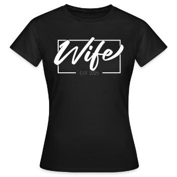 Wife EST 2025 - Für die Ehefrau des Jahres 2025 - Frauen T-Shirt - Schwarz - Vorne - AI Model Female 172 dark (172cm)