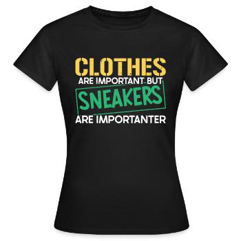 Les vêtements sont importants, mais les baskets sont importantes - T-shirt Femme - noir - Devant - AI Model Female 172 dark (172cm)
