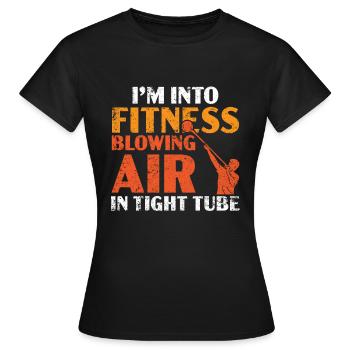 Je fais souffler de l’air de fitness dans un tube étroit - T-shirt Femme - noir - Devant - AI Model Female 172 dark (172cm)