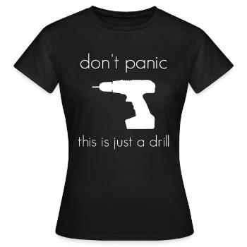 Keine Panik, das ist nur eine Übung - Frauen T-Shirt - Schwarz - Vorne - AI Model Female 172 dark (172cm)