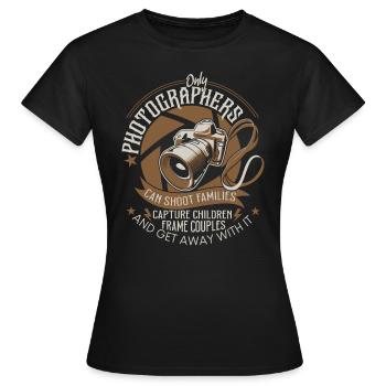 Seuls les photographes peuvent photographier des familles - Photographie - T-shirt Femme - noir - Devant - AI Model Female 172 dark (172cm)