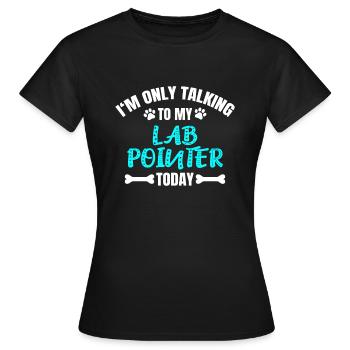 Lab Pointer - Frauen T-Shirt - Schwarz - Vorne - AI Model Female 172 dark (172cm)