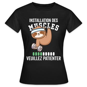 Muskelinstallation: Bitte warten - Frauen T-Shirt - Schwarz - Vorne - AI Model Female 172 dark (172cm)